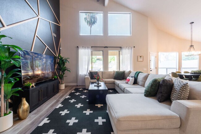 Building Photo - 5924 E Woodridge Dr