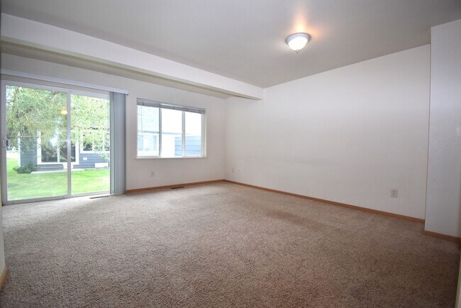 Building Photo - Townhouse Style 3 Bedroom 1.5 bathroom apartment in central Bozeman.  Great Central Location.