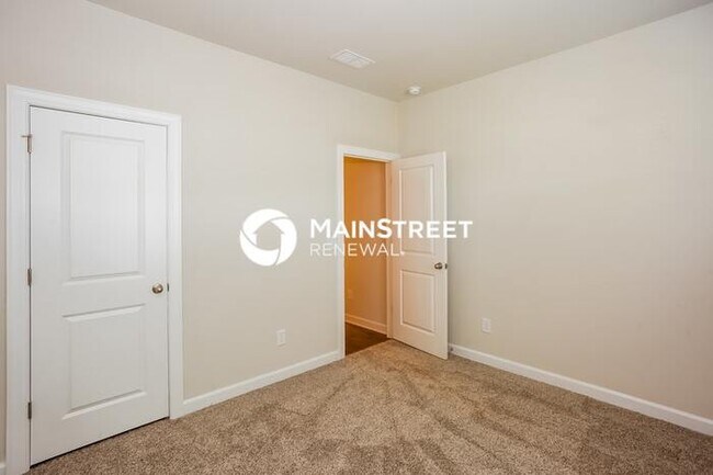 Building Photo - 3 Bedroom Pet-Friendly Home in Charlotte, NC with Main Street Renewal