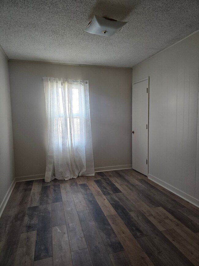 Building Photo - Charming Farmhouse