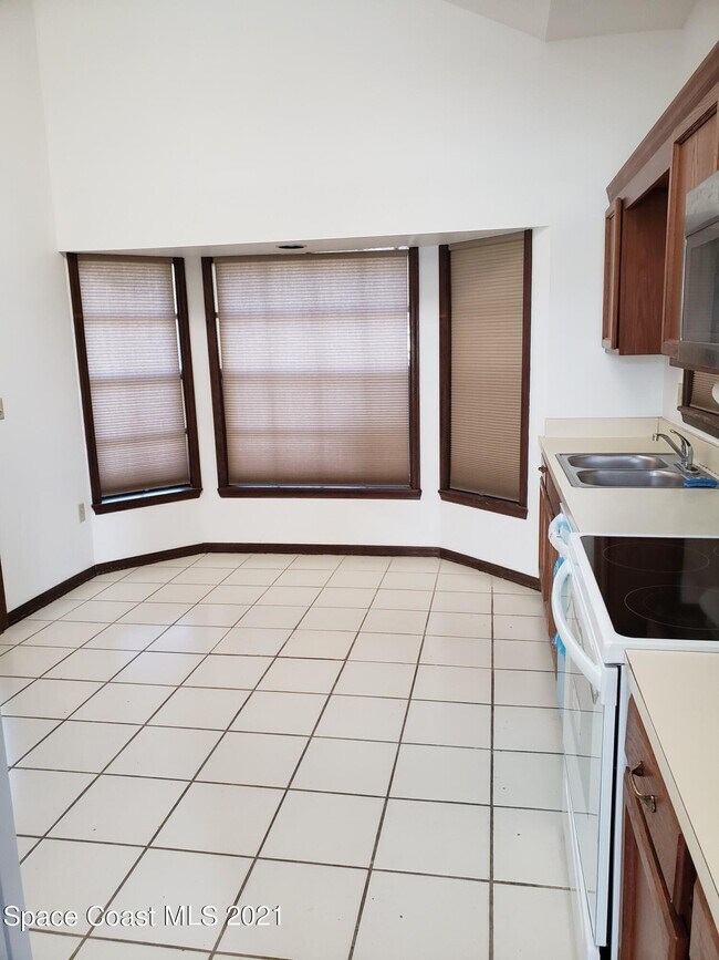 Building Photo - 2575 Palm Lake Dr