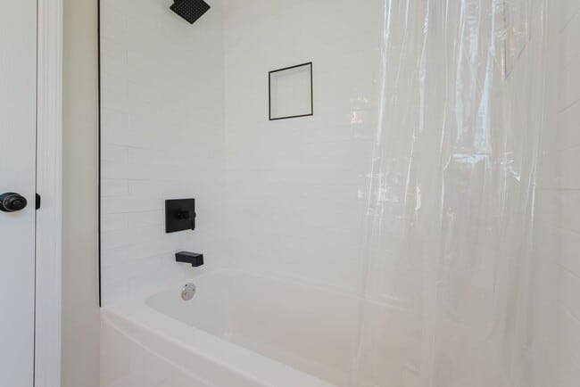 Building Photo - Beautiful Renovated 3 Bedroom and 2 Bathroom Home