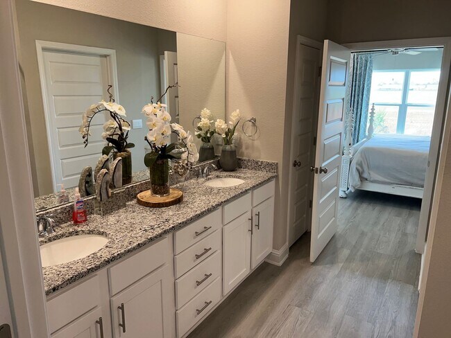 Building Photo - AVAILABLE IN NOVEMBER - Don't miss this op...