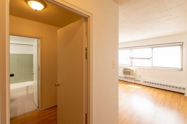 Building Photo - Rittenhouse Studio Condo with All Utilities Included!