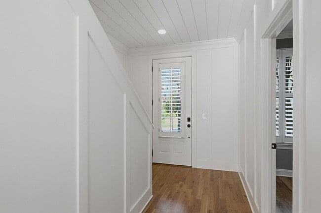 Building Photo - Modern Living in Franklin