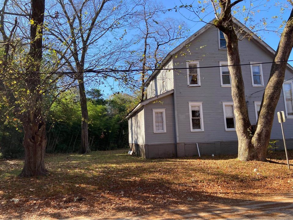 Building Photo - 601 S Fredonia St