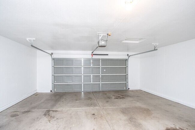 Building Photo - Welcome to this beautiful 4 bedroom, 3 bathroom home in San Tan Valley, AZ.