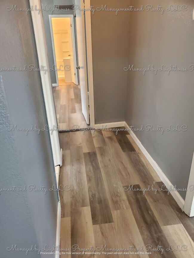 Building Photo - 2 Bedroom / 2 Bathroom Home in Historic Springfield ? Huge Fenced Yard