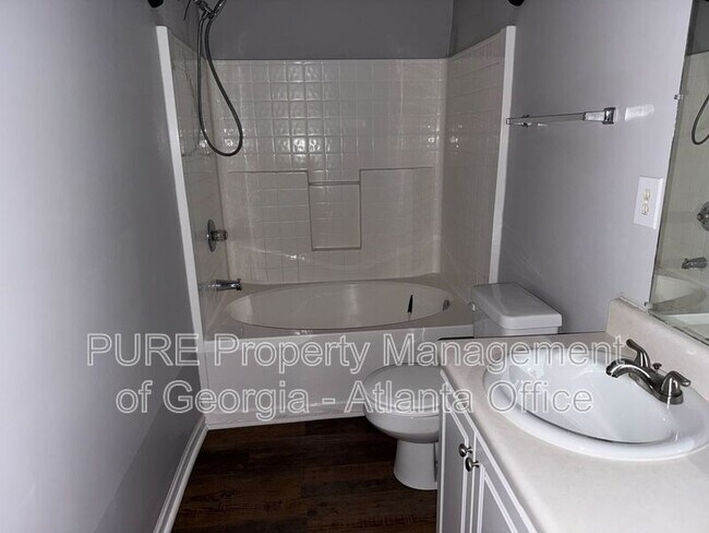 Building Photo - 4210 Oakwood Rd