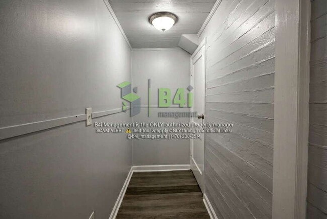 Building Photo - 220 E Render St