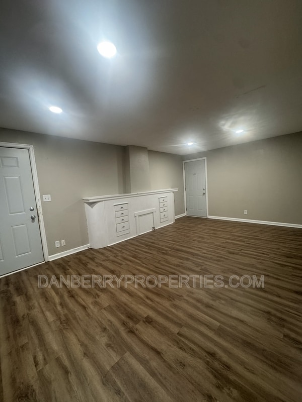 Building Photo - 220 N Main St