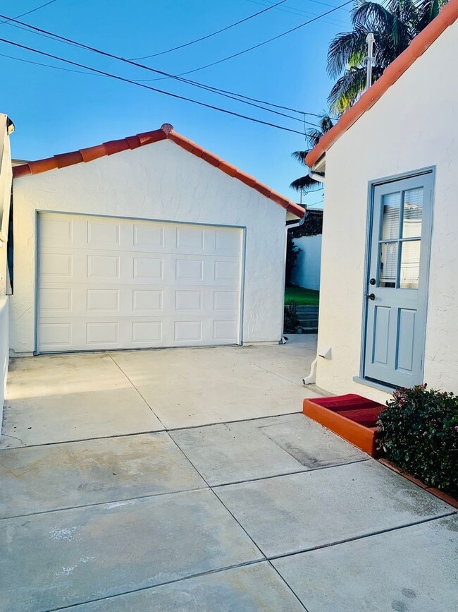 Building Photo - Spectacular location very close to the beach, San Clemente Pier and Del Mar Shopping Street!