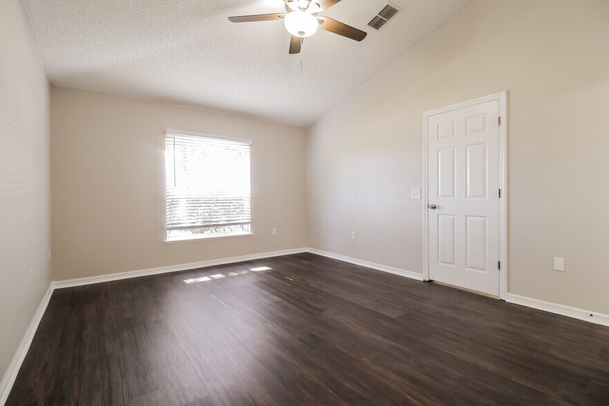 Building Photo - 266 Regal Downs Cir
