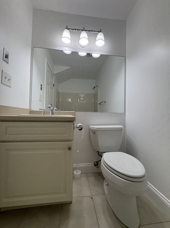 Building Photo - Completely updated 2 bed condo in desireab...