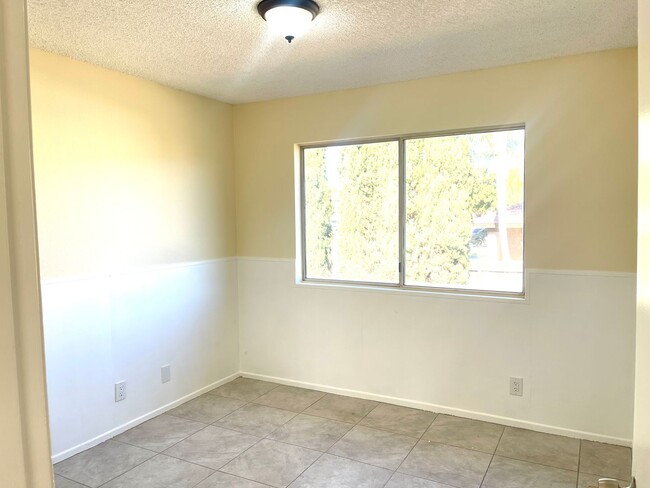 Building Photo - Spacious Five Bedroom Home in North Rialto...