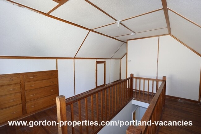 Building Photo - SE 57th Ave - 5 bedroom home with fireplac...