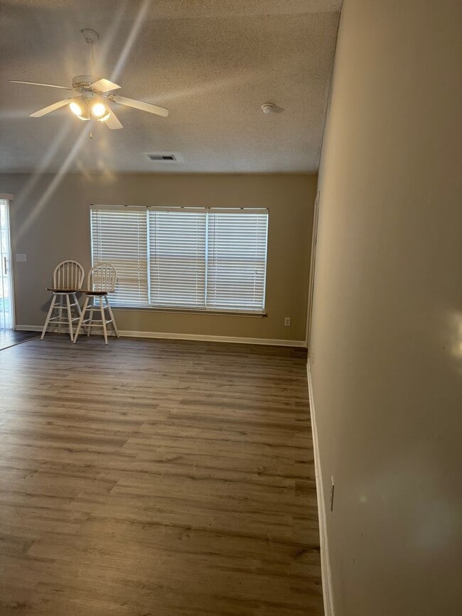 Building Photo - Great Price and location!