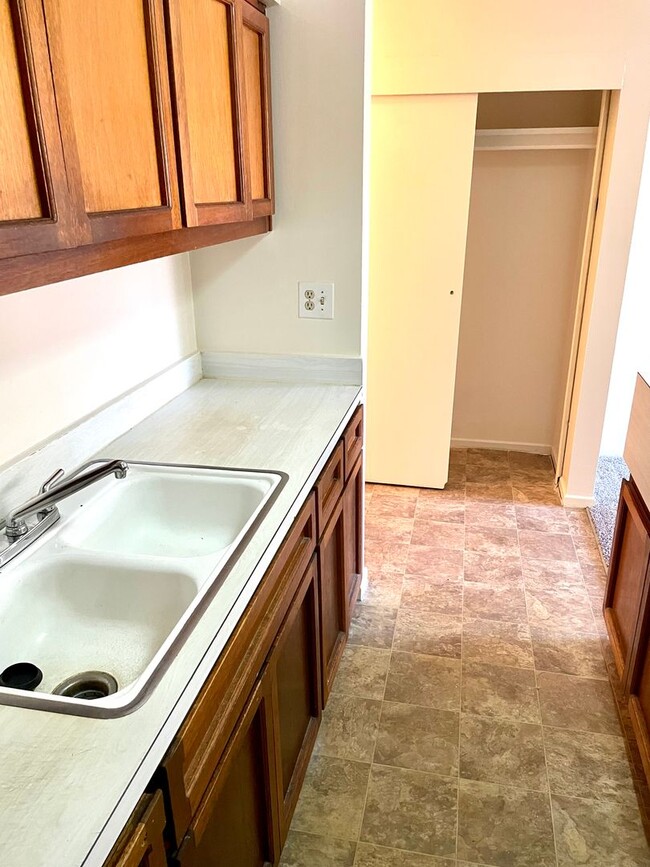 Building Photo - Studio Apartment on Las Vegas Strip - Close to all of the Excitement & More!!