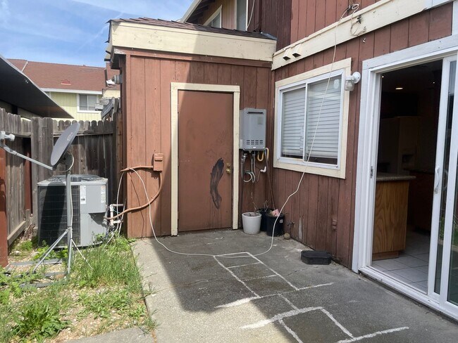 Building Photo - 3 Bedroom, 1.5 Bath Home in Parkway Neighborhood