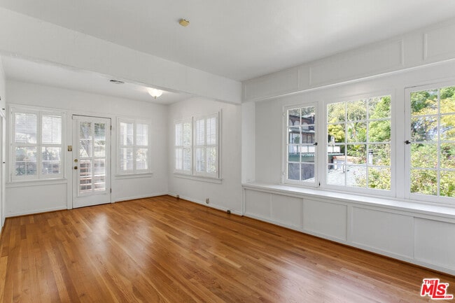 Building Photo - 3528 Fernwood Ave