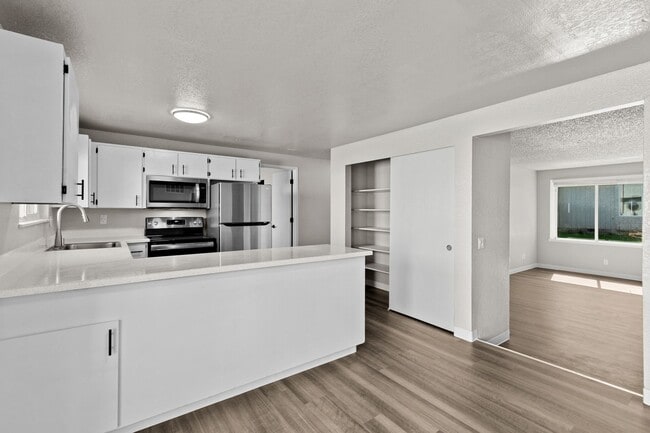 Building Photo - Ground floor 2 bedroom 1 1/2 baths with 1100 square feet!  Dont miss this one with full size wash...