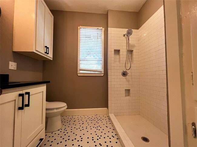 Building Photo - 810 Cecelia St