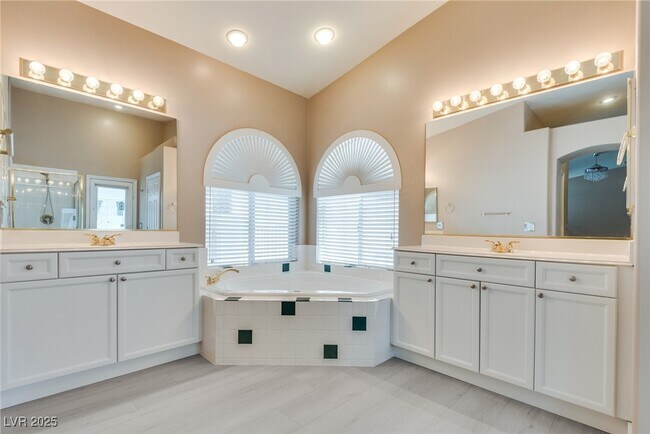 Building Photo - 1340 Rolling Sunset St