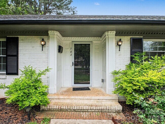 Building Photo - 782 Union St S