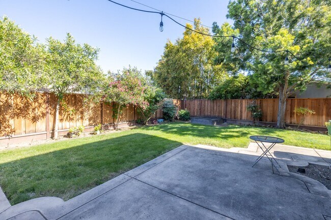 Building Photo - Amazing 4 bedroom home in one of Castro Valley's most desirable neighborhoods.  Owned solar!