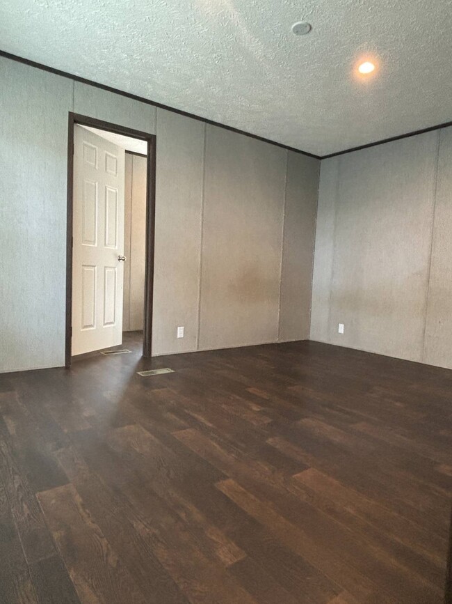 Building Photo - 3150 Plateau Dr