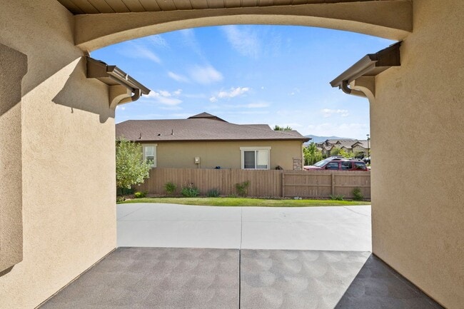 Building Photo - Immaculate & Stunning 4BD Ranch Style in C...