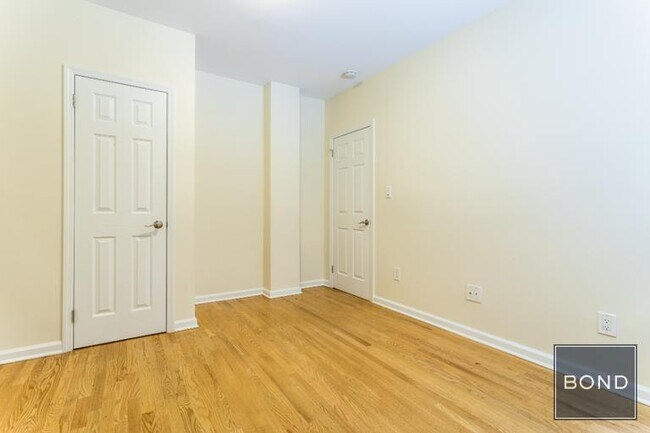 Building Photo - 305 W 45th St