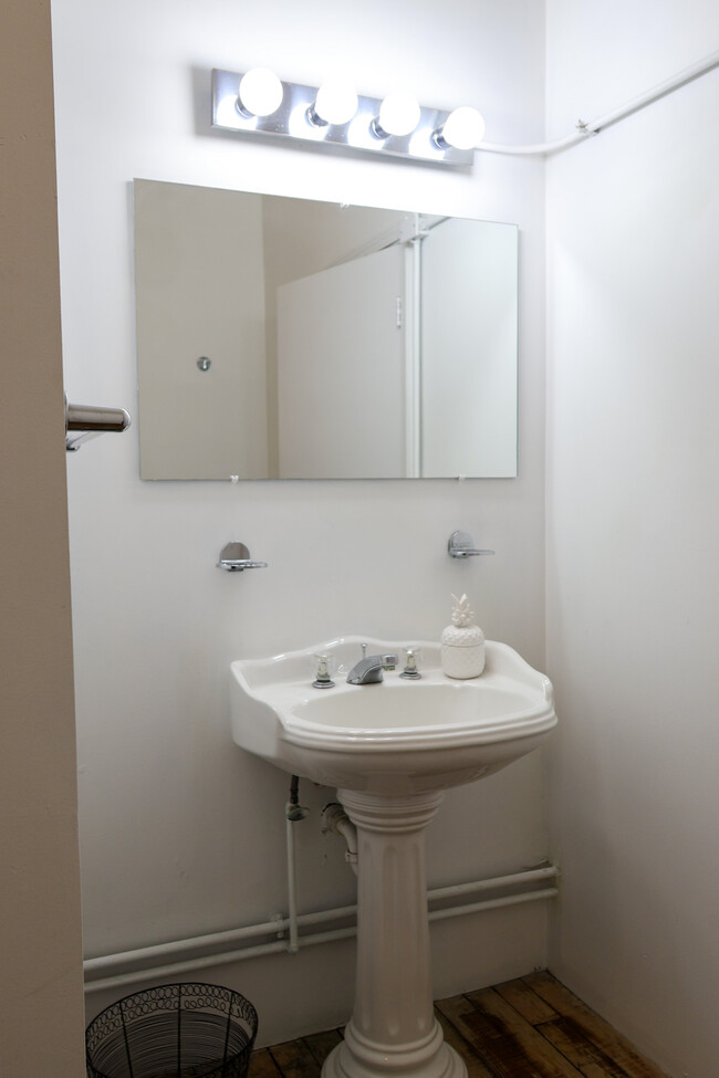 Pedestal Sink - Large Plate Glass Mirror & Light Bar - 1709 Washington Ave