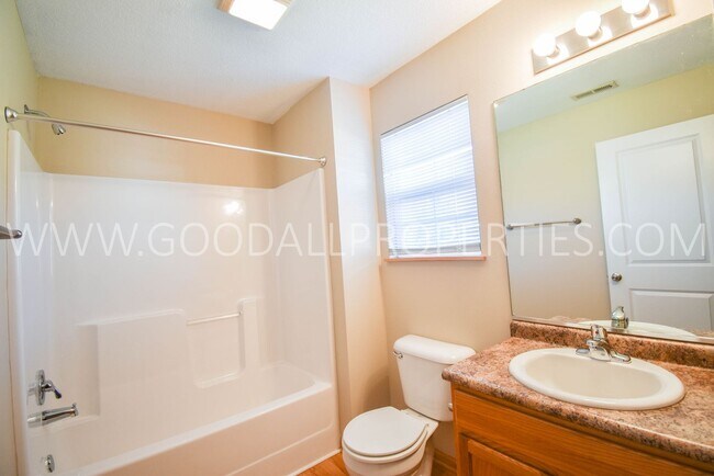 Building Photo - 2 Bedroom, 2 1/2 Bath Townhome in Urbandal...