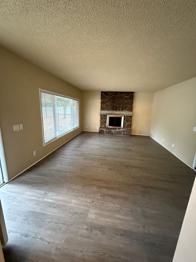 Building Photo - Large Lot 3Bd/2Ba in North Image!