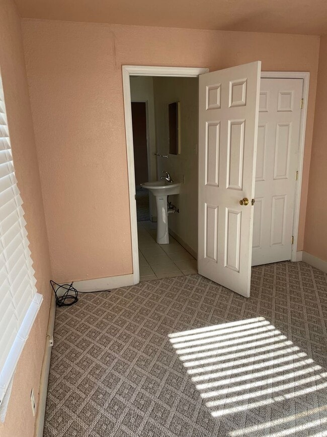 Building Photo - For Rent: Charming 2 Bedroom, 1 Bath Home ...