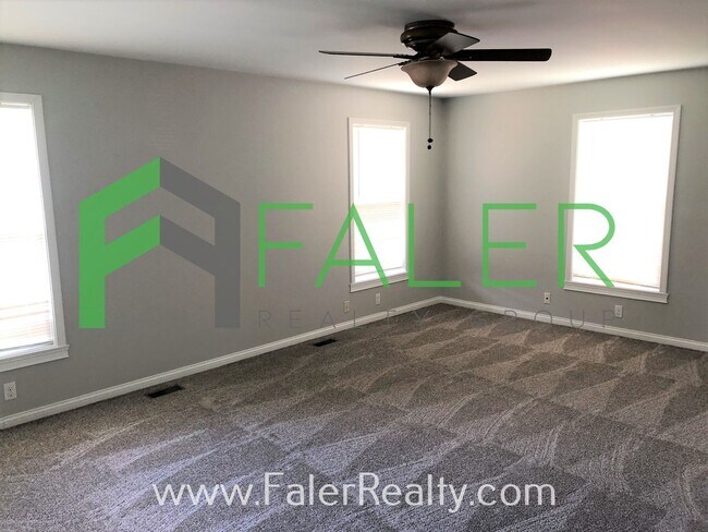 Building Photo - Show-stopping rental available - Lots of S...