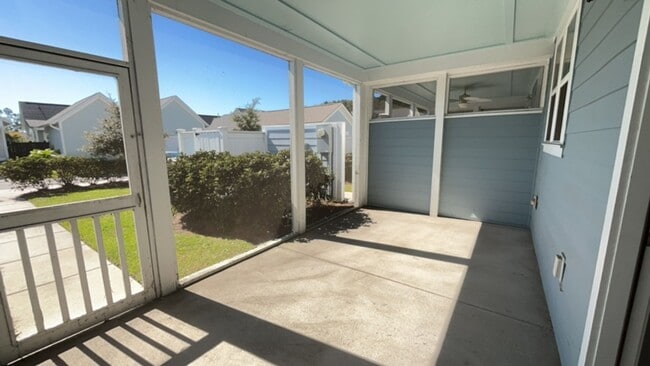 Building Photo - Stunning 2 Bed 2.5 Bath Townhome!