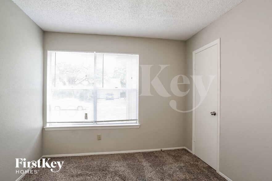 Building Photo - 16411 N Cross Dr