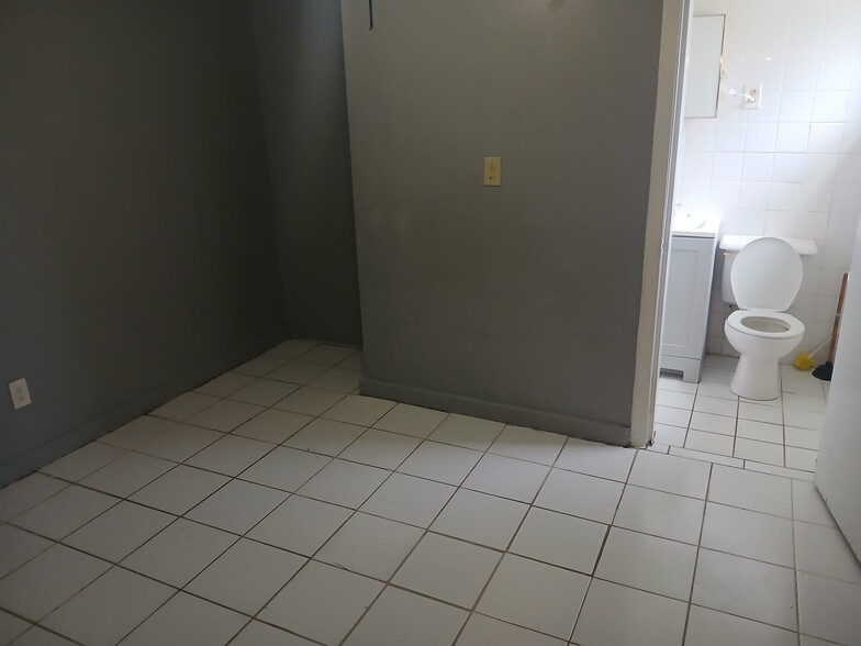 Building Photo - 2900 Sunshine Blvd