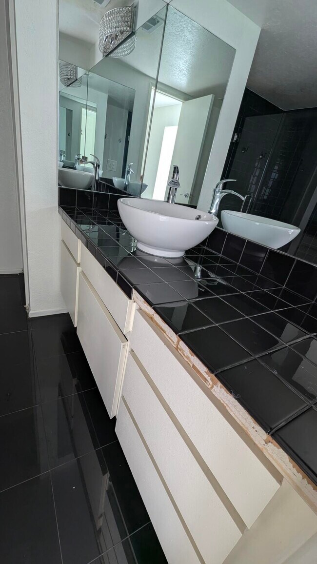 Building Photo - 425 Bradshaw E Ln