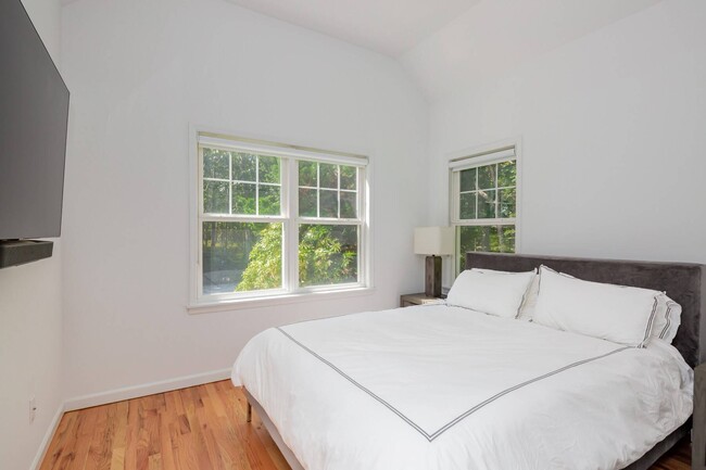 Building Photo - 528 Wainscott NW Rd
