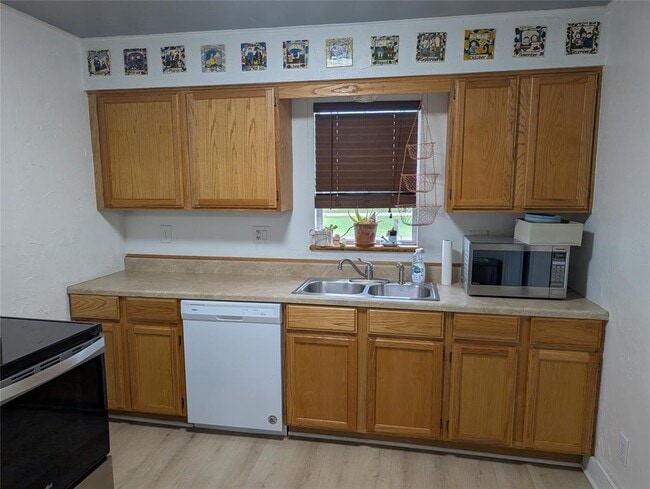 Building Photo - 101 Maple Ln