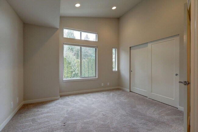 Building Photo - Immaculate and Spacious 2 Bedroom/1.75 Issaquah Townhome!