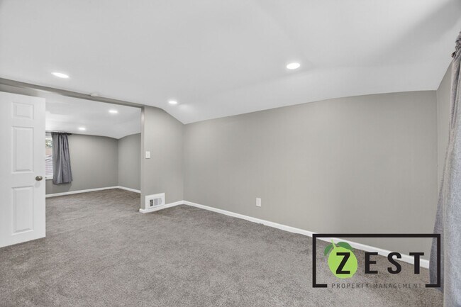 Building Photo - Beautiful Updated 4 Bed 1.5Bath Colonial