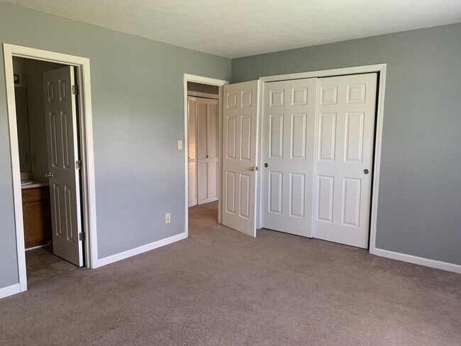 Building Photo - Spacious 2 bed 2 bath duplex in Franklin Indiana!