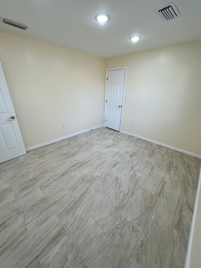 Building Photo - 2433 Wakulla Ave