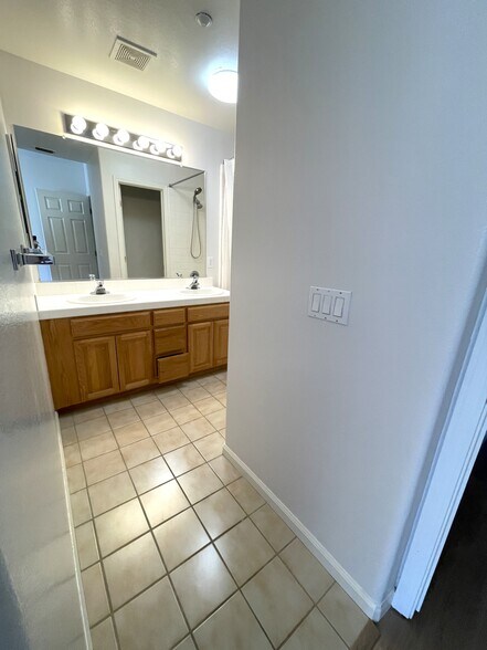 Building Photo - 1117 Yates Way