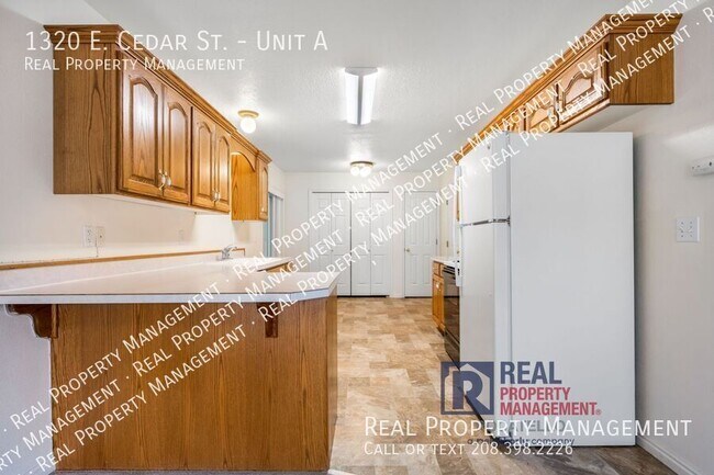 Building Photo - 1320 E Cedar St