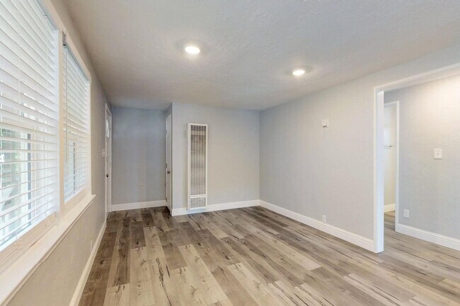 Building Photo - Beautiful and Cozy 2BR 1BA Apartment w/ 1 Car Garage + Fenced Yard + Quartz Countertops in Roseville